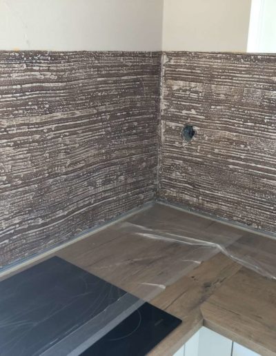 Betonimage, odolný epoxidový povrch, omyvatelný, struktůra tažená kartáčem, rohový pohled na kuchyň