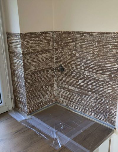 Omyvatelný epoxidový povrch Betonimage, struktůra tažená kartáčem, detail při práci
