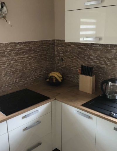 Betonimage, odolný epoxidový povrch omyvatelný, rohový pohled na kuchyňskou linku