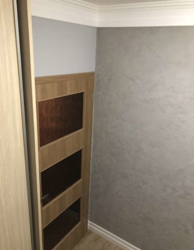 Cementový povrch pandomo s jemným dekorem šedivý pohled do interiéru