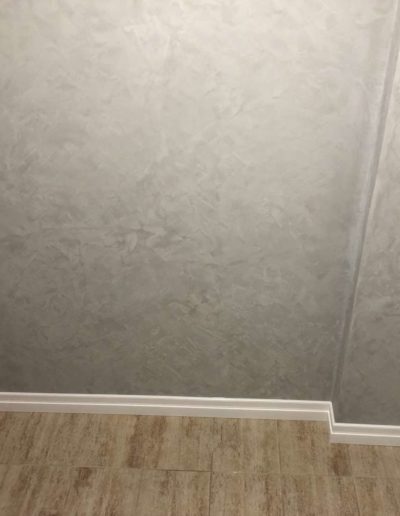 Cementový povrch pandomo s jemným dekorem šedivý pohled do předsíně