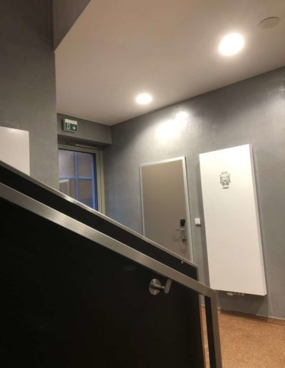 Cementový povrch Facebeton, omyvatelná úprava, pohled od schodů lázeňský dům Teplice