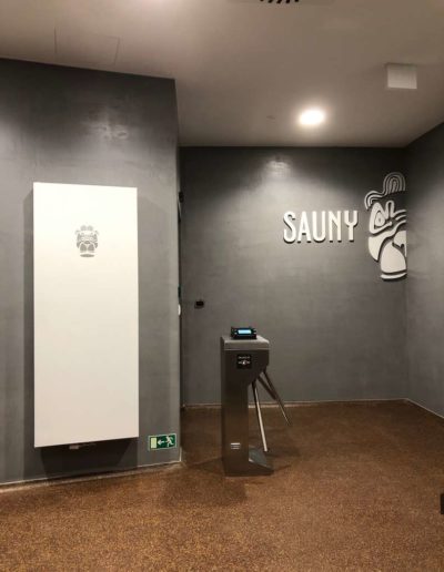 Cementový povrch Facebeton, omyvatelná úprava, pohled na turnikety lázeňský dům Teplice