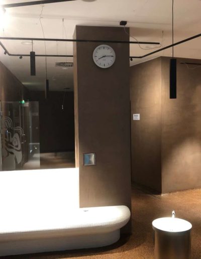 Interiérový cementový povrch, chodba se zázemím, lázeňský dům Teplice