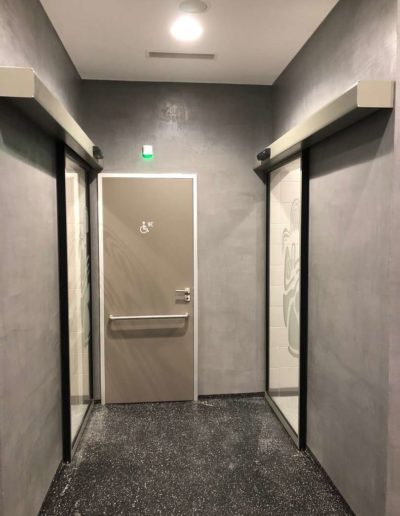 Cementový povrch Facebeton, omyvatelná úprava, pohled na stěny chodby lázeňský dům Teplice