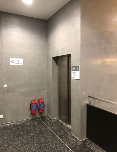 Cementový povrch Facebeton, omyvatelná úprava, pohled na výtah horní a schody horní lázeňský dům Teplice